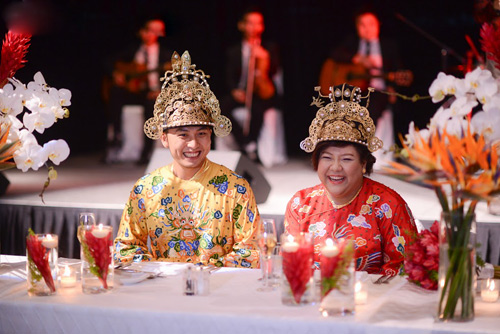 Cặp đôi mặc trang phục hoàng tộc trong lễ cưới - 18