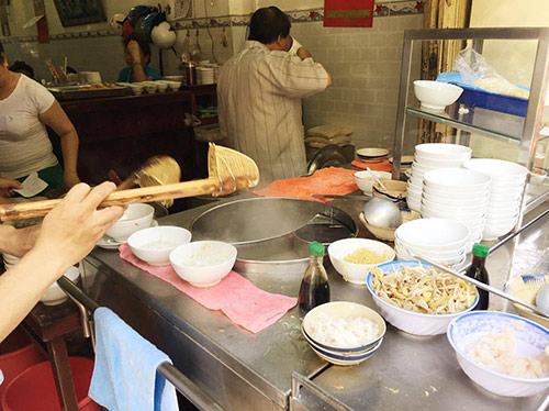 Quán hủ tiếu cá 60 năm vẫn đông khách ở Sài Gòn - 3