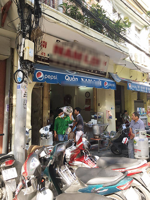 Quán hủ tiếu cá 60 năm vẫn đông khách ở Sài Gòn - 1