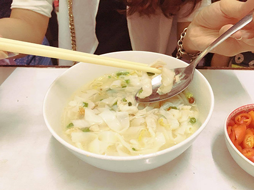 Quán hủ tiếu cá 60 năm vẫn đông khách ở Sài Gòn - 6