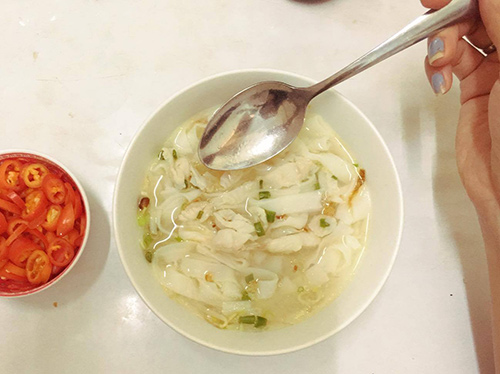 Quán hủ tiếu cá 60 năm vẫn đông khách ở Sài Gòn - 7