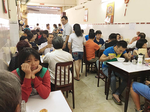 Quán hủ tiếu cá 60 năm vẫn đông khách ở Sài Gòn - 4
