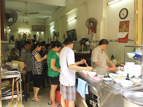 Quán hủ tiếu cá 60 năm vẫn đông khách ở Sài Gòn - 5