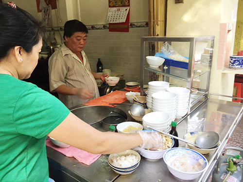 Quán hủ tiếu cá 60 năm vẫn đông khách ở Sài Gòn - 2