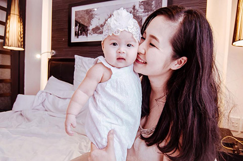 Loạt ảnh cho con bú tuyệt đẹp của mẹ bị nhầm là Hương Tràm - 13