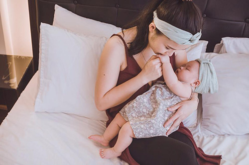 Loạt ảnh cho con bú tuyệt đẹp của mẹ bị nhầm là Hương Tràm - 8