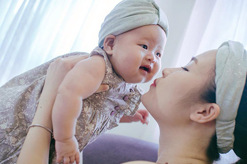 Loạt ảnh cho con bú tuyệt đẹp của mẹ bị nhầm là Hương Tràm - 11
