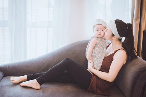 Loạt ảnh cho con bú tuyệt đẹp của mẹ bị nhầm là Hương Tràm - 10