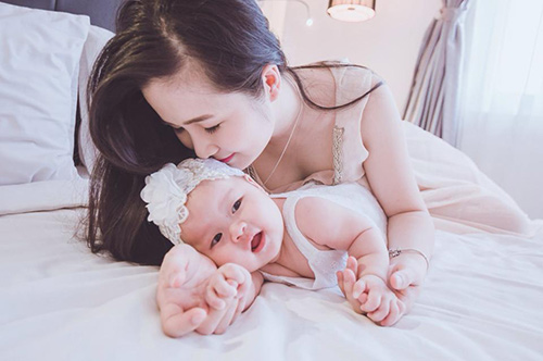 Loạt ảnh cho con bú tuyệt đẹp của mẹ bị nhầm là Hương Tràm - 4