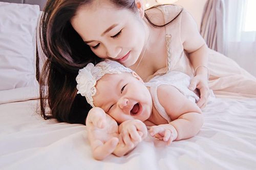 Loạt ảnh cho con bú tuyệt đẹp của mẹ bị nhầm là Hương Tràm - 7