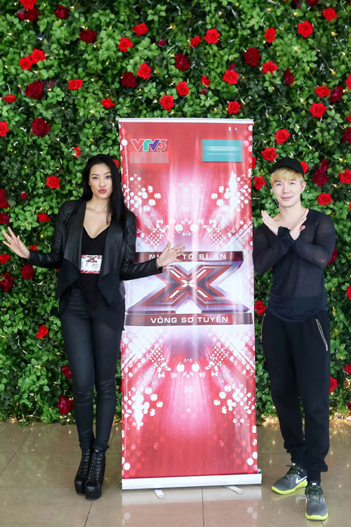 Nathan Lee mặc áo xuyên thấu ủng hộ bạn thi quot;X Factorquot; - 7