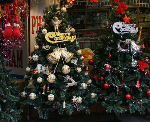 Cuối tuần dạo Hàng Mã sắm đồ Giáng Sinh muôn hình, muôn giá - 1