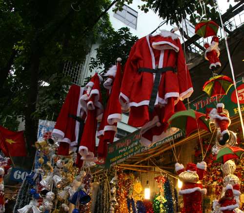 Cuối tuần dạo Hàng Mã sắm đồ Giáng Sinh muôn hình, muôn giá - 2