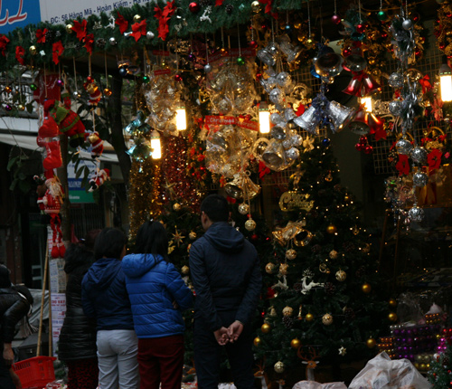 Cuối tuần dạo Hàng Mã sắm đồ Giáng Sinh muôn hình, muôn giá - 4