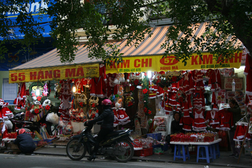 Cuối tuần dạo Hàng Mã sắm đồ Giáng Sinh muôn hình, muôn giá - 6
