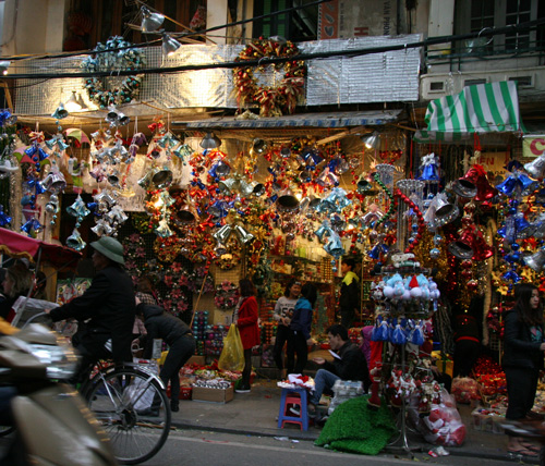 Cuối tuần dạo Hàng Mã sắm đồ Giáng Sinh muôn hình, muôn giá - 5