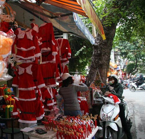 Cuối tuần dạo Hàng Mã sắm đồ Giáng Sinh muôn hình, muôn giá - 7