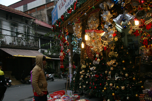 Cuối tuần dạo Hàng Mã sắm đồ Giáng Sinh muôn hình, muôn giá - 8