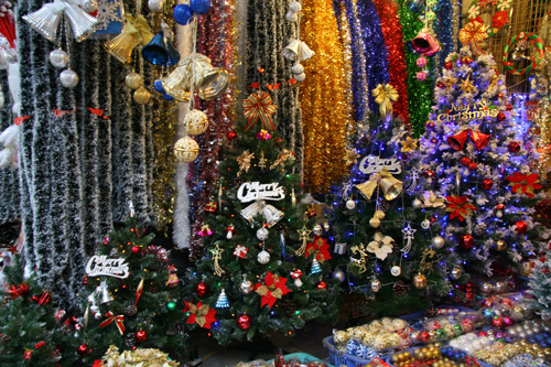 Cuối tuần dạo Hàng Mã sắm đồ Giáng Sinh muôn hình, muôn giá - 12