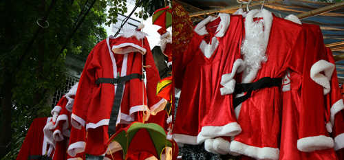 Cuối tuần dạo Hàng Mã sắm đồ Giáng Sinh muôn hình, muôn giá - 15