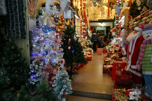 Cuối tuần dạo Hàng Mã sắm đồ Giáng Sinh muôn hình, muôn giá - 17