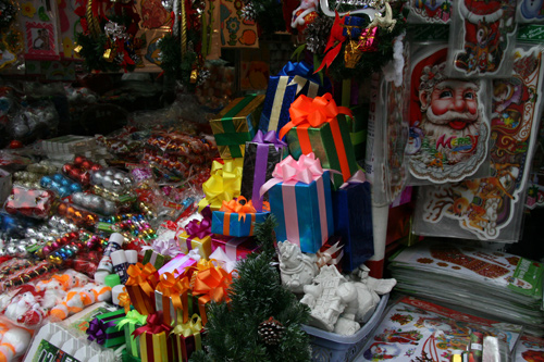 Cuối tuần dạo Hàng Mã sắm đồ Giáng Sinh muôn hình, muôn giá - 19