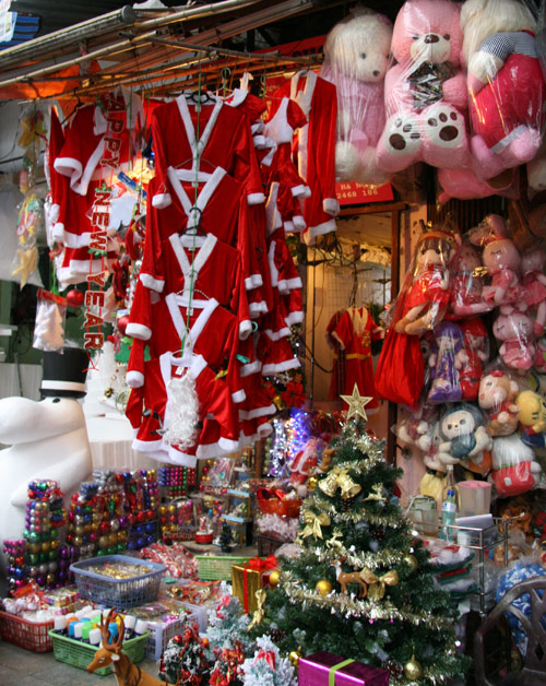 Cuối tuần dạo Hàng Mã sắm đồ Giáng Sinh muôn hình, muôn giá - 16