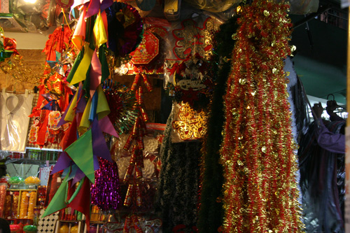 Cuối tuần dạo Hàng Mã sắm đồ Giáng Sinh muôn hình, muôn giá - 20