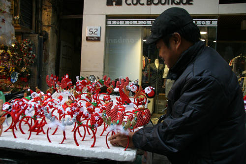 Cuối tuần dạo Hàng Mã sắm đồ Giáng Sinh muôn hình, muôn giá - 9