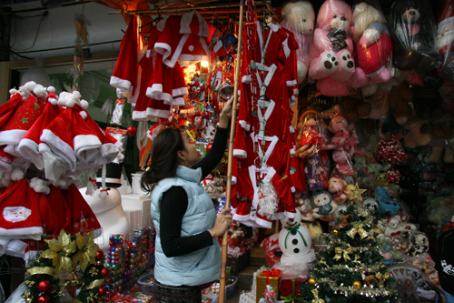 Cuối tuần dạo Hàng Mã sắm đồ Giáng Sinh muôn hình, muôn giá - 10
