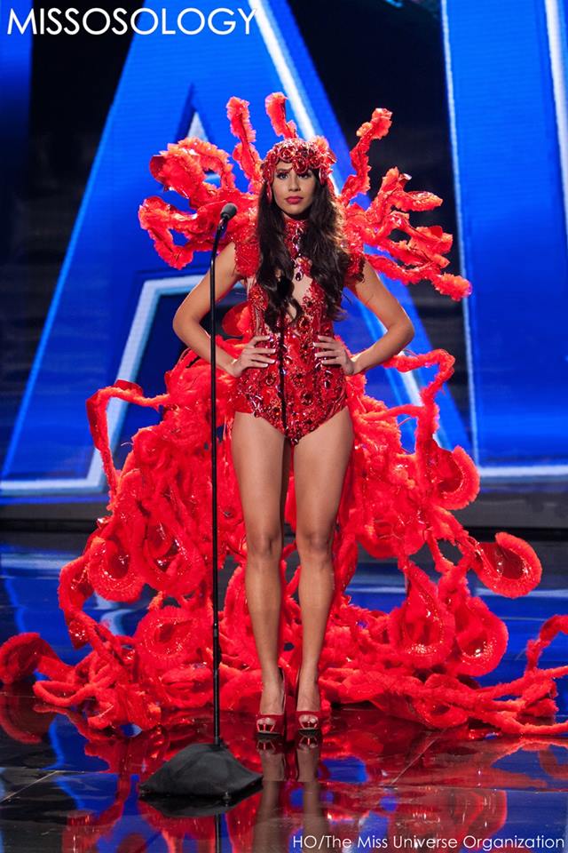 Phạm Hương làm nức lòng fan khi diễn trang phục dân tộc - 16