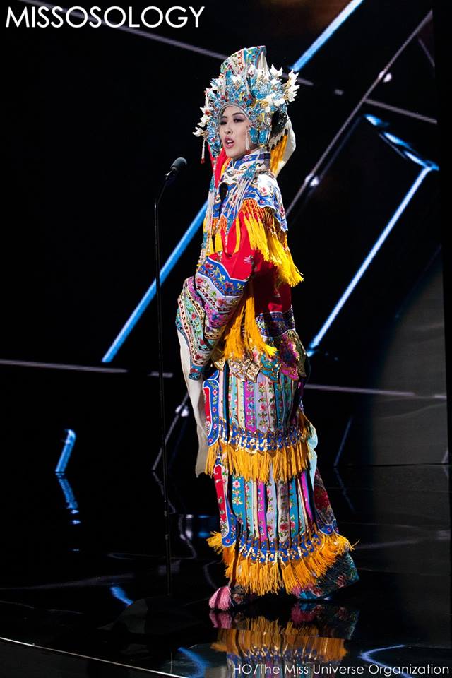 Phạm Hương làm nức lòng fan khi diễn trang phục dân tộc - 20