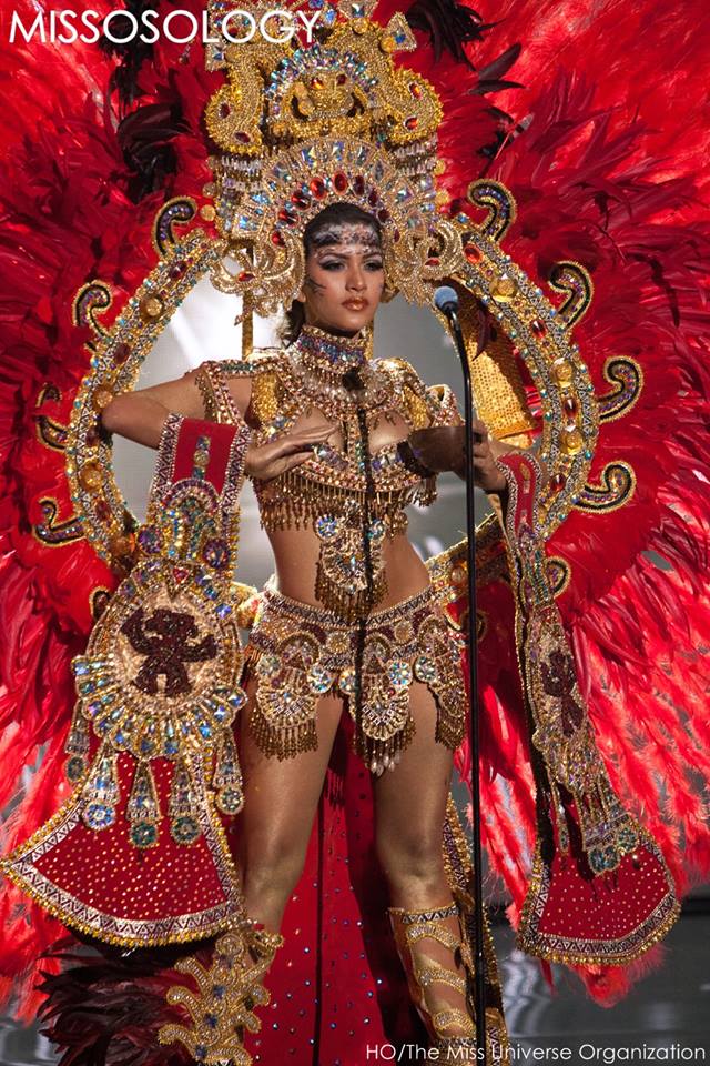 Phạm Hương làm nức lòng fan khi diễn trang phục dân tộc - 8