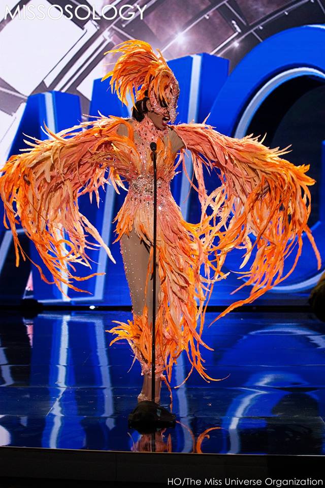 Phạm Hương làm nức lòng fan khi diễn trang phục dân tộc - 9