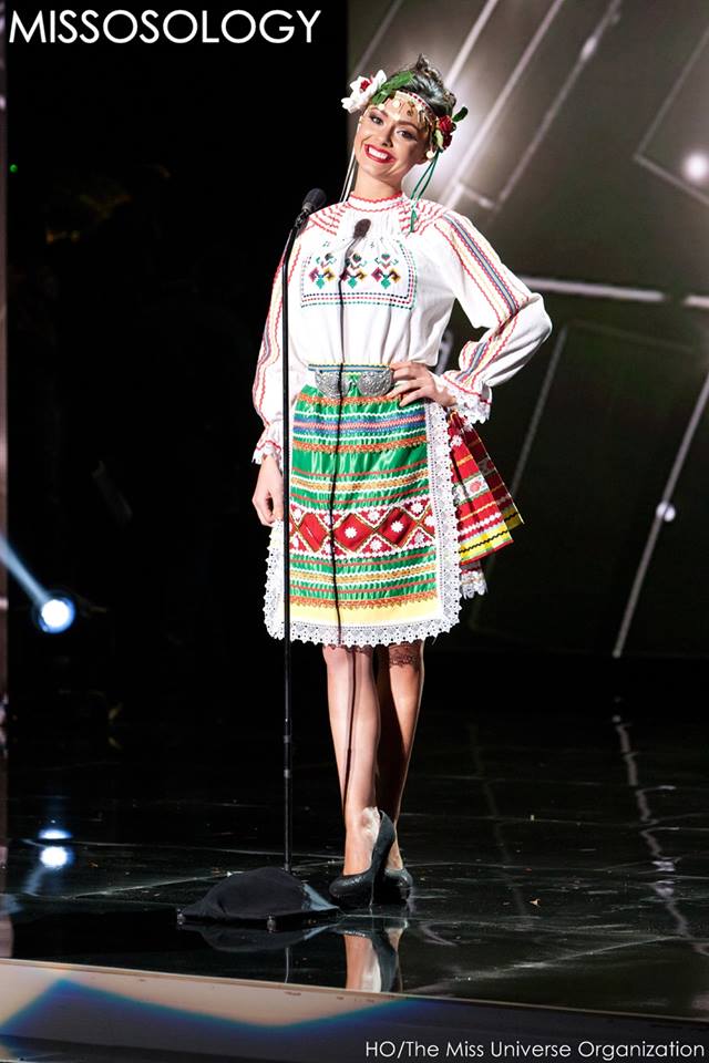 Phạm Hương làm nức lòng fan khi diễn trang phục dân tộc - 13