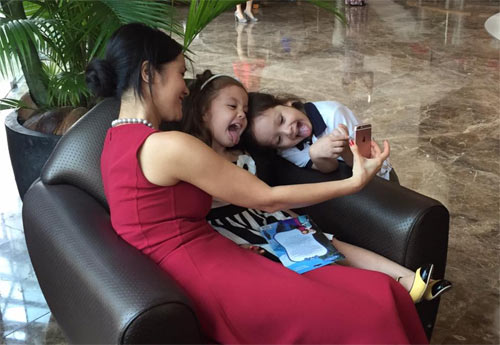 Con gái Hồng Nhung thướt tha như người mẫu nhí - 3