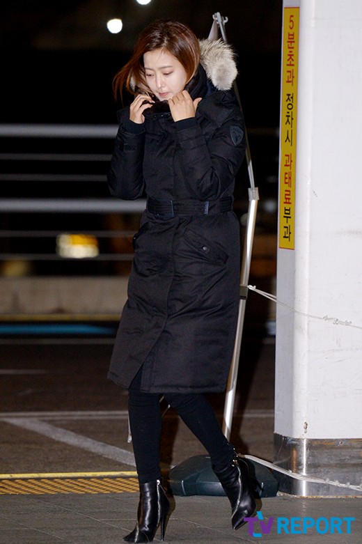 Kim Hee Sun co ro trong gió lạnh tại sân bay - 1