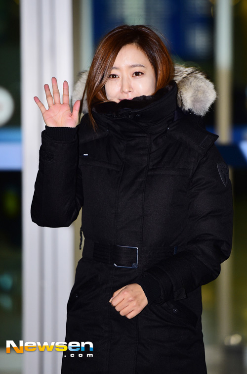 Kim Hee Sun co ro trong gió lạnh tại sân bay - 6