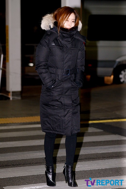 Kim Hee Sun co ro trong gió lạnh tại sân bay - 2
