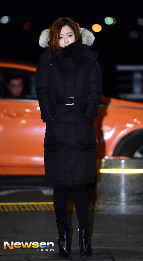 Kim Hee Sun co ro trong gió lạnh tại sân bay - 3