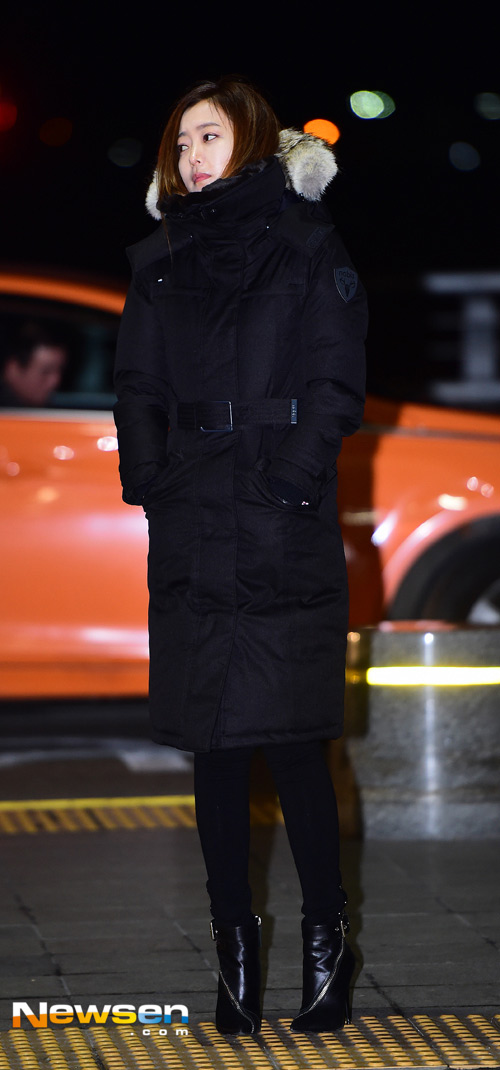 Kim Hee Sun co ro trong gió lạnh tại sân bay - 4