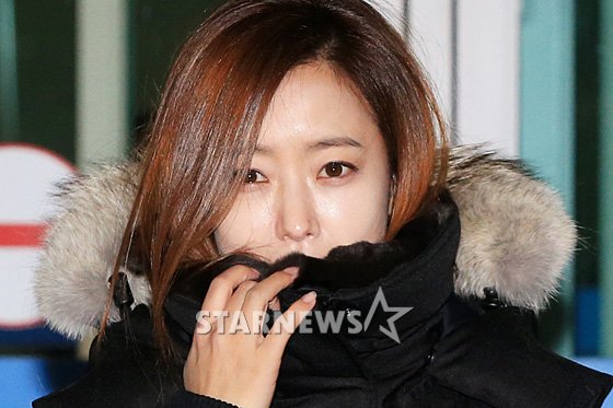 Kim Hee Sun co ro trong gió lạnh tại sân bay - 5