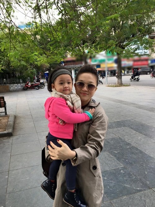 quot;Công chúaquot; nhà Phan Đinh Tùng hồn nhiên trên phố - 7