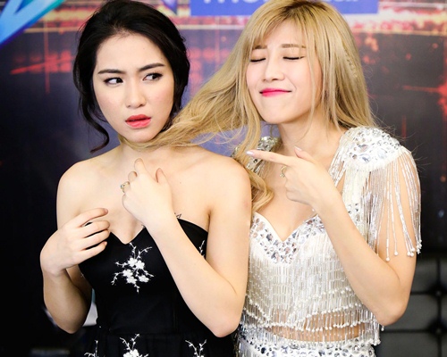 Trang Pháp quot;bóp cổquot; Hòa Minzy sau hậu trường - 2