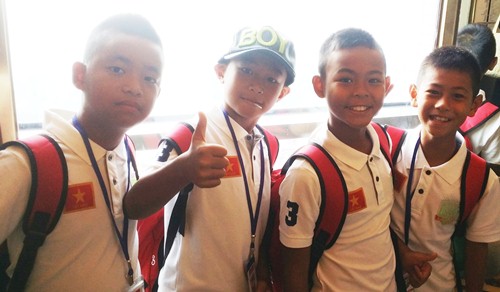 Thanh Thảo Hugo dỗ dành cầu thủ nhí như con đẻ - 9