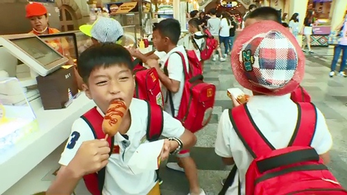 Thanh Thảo Hugo dỗ dành cầu thủ nhí như con đẻ - 15