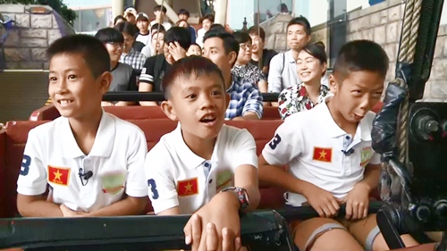 Thanh Thảo Hugo dỗ dành cầu thủ nhí như con đẻ - 10