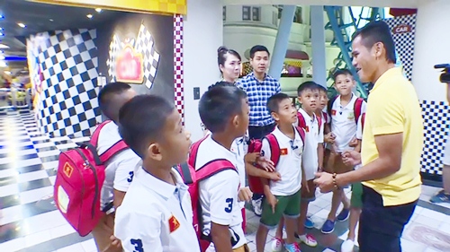 Thanh Thảo Hugo dỗ dành cầu thủ nhí như con đẻ - 19