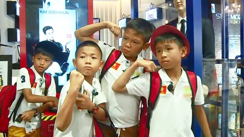 Thanh Thảo Hugo dỗ dành cầu thủ nhí như con đẻ - 11