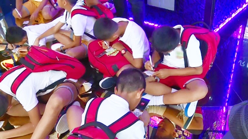 Thanh Thảo Hugo dỗ dành cầu thủ nhí như con đẻ - 16